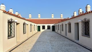 Han Maskovica izgradjen u 17. stoljecu i sluzio je u civilne svrhe kao svratiste, odmoriste i rezidencija. Objekt je izgradio Jusuf Maskovic, visoki dostojanstvenik na turskom dvoru, inace rodom iz Vrane ili iz Pakostana. Zapocet je u vrijeme izbijanja K Han Maskovica izgradjen u 17. stoljecu i sluzio je u civilne svrhe kao svratiste, odmoriste i rezidencija. Objekt je izgradio Jusuf Maskovic, visoki dostojanstvenik na turskom dvoru, inace rodom iz Vrane ili iz Pakostana. Zapocet je u vrijeme izbijanja K