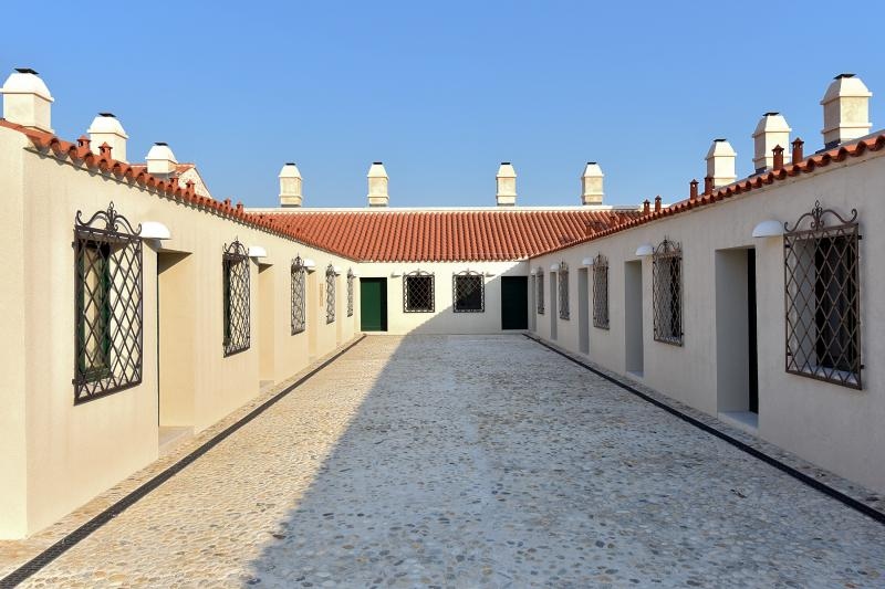 Han Maskovica izgradjen u 17. stoljecu i sluzio je u civilne svrhe kao svratiste, odmoriste i rezidencija. Objekt je izgradio Jusuf Maskovic, visoki dostojanstvenik na turskom dvoru, inace rodom iz Vrane ili iz Pakostana. Zapocet je u vrijeme izbijanja K Han Maskovica izgradjen u 17. stoljecu i sluzio je u civilne svrhe kao svratiste, odmoriste i rezidencija. Objekt je izgradio Jusuf Maskovic, visoki dostojanstvenik na turskom dvoru, inace rodom iz Vrane ili iz Pakostana. Zapocet je u vrijeme izbijanja K