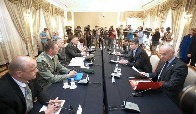 Banski dvori. Premijer Zoran Milanovic s predstavnicima prosvjednika iz Savske 66. Uz premijera na sastanku su sudjelovali ministar branitelja Predrag Matic i ministar obrane Ante Kotromanovic. Photo: Sanjin Strukic/PIXSELL