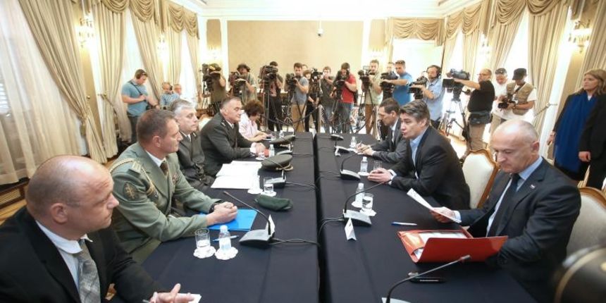 Banski dvori. Premijer Zoran Milanovic s predstavnicima prosvjednika iz Savske 66. Uz premijera na sastanku su sudjelovali ministar branitelja Predrag Matic i ministar obrane Ante Kotromanovic. Photo: Sanjin Strukic/PIXSELL