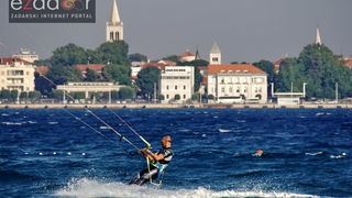 Guštanje surfera u jakom jugu Guštanje surfera u jakom jugu