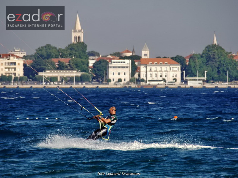 Guštanje surfera u jakom jugu Guštanje surfera u jakom jugu