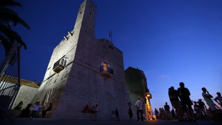 Vis 210812.
Otok Vis jedan je od najudaljenijih hrvatskih otoka koji broji nesto manje od 3 i pol tisuce stanovnika.No u vrijeme turisticke sezone otok postaje omiljena destinacija turistima od kojih je tradicionalno u kolovozu najvise Talijana.Vis ima bo