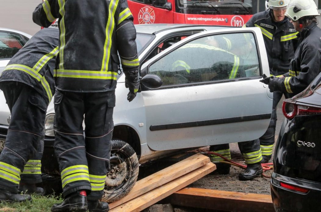 Automobil upao u rupu