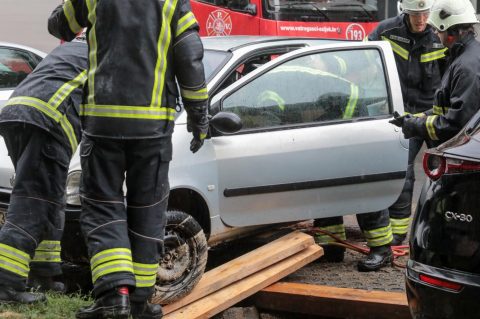 Automobil upao u rupu Automobil upao u rupu