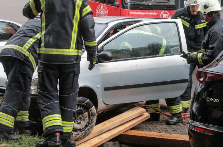 Automobil upao u rupu
