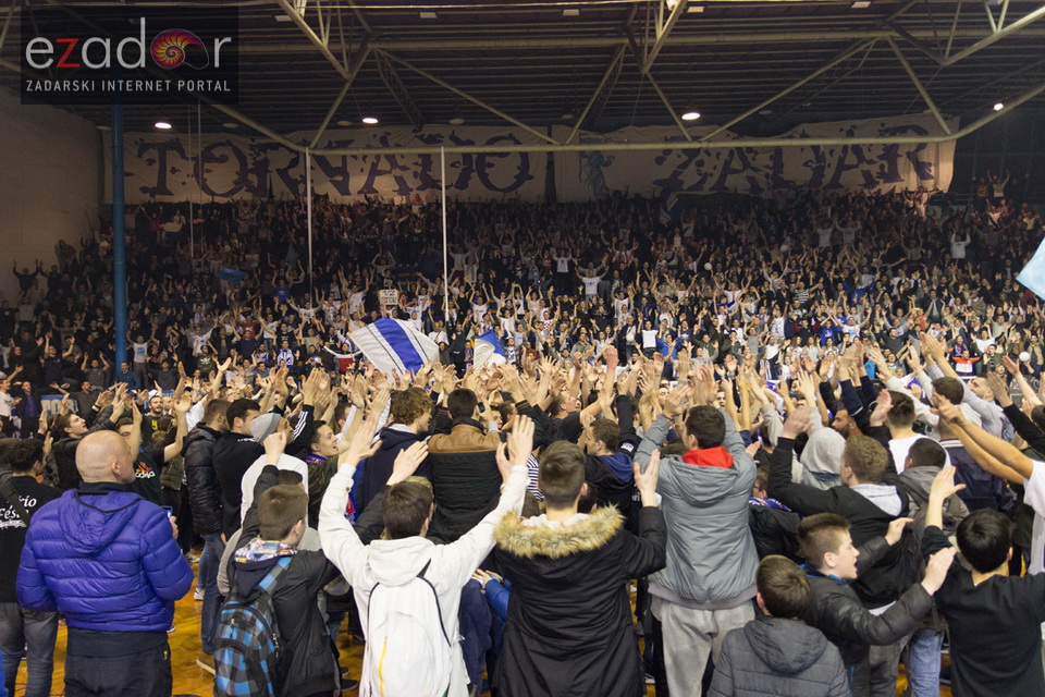 Humanitarno gledanje utakmice Zadar-Cibona (85-84) u Jazinama Humanitarno gledanje utakmice Zadar-Cibona (85-84) u Jazinama