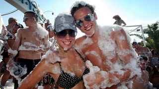 Novalja / Zrce, 260811.
Tematski blok: Pjena party u Aquariusu. Jedan od zastitnih znakova zrcanskog kluba Aquarius je pjena party. Svakodnevni je sastavni dio Aquariusovih After Beach Partyja. Taj jednostavan dogadjaj izuzetno veseli partijanere koji rad