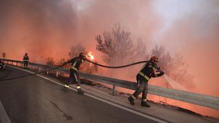 Tučepi: Požar se širi, zahvatio ranč i kuće, vatrogasci u akciji