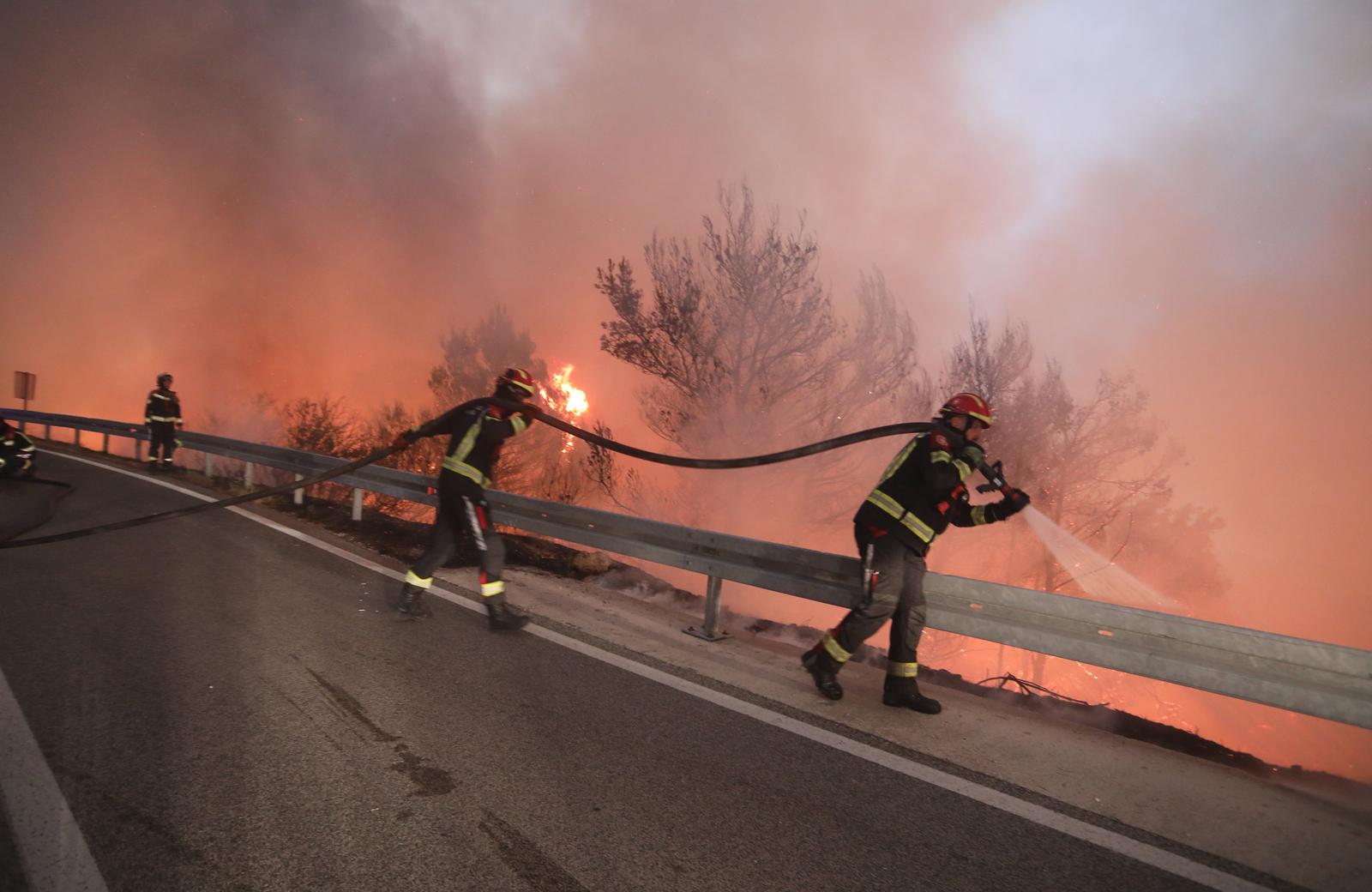 Tučepi: Požar se širi, zahvatio ranč i kuće, vatrogasci u akciji
