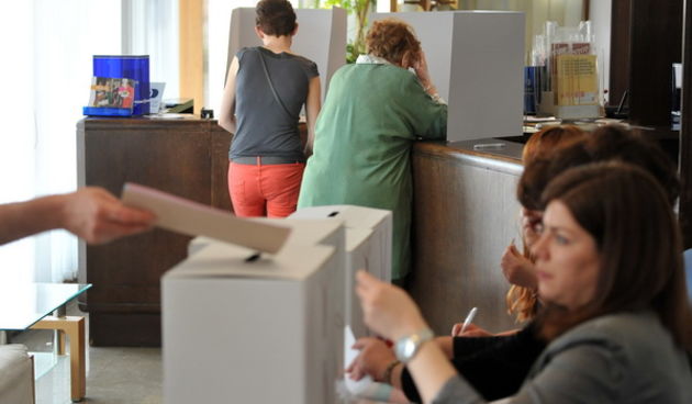 Zadar, 190513.
Lokalni izbori 2013. 
Otprilike 3,7 milijuna biraca danas bira opcinske nacelnike, gradonacelnike i zupane, te lokalna i regionalna predstavnicka tijela za iduce cetiri godine.
Na fotografiji: gradjani na izborima.
Foto: Luka Gerlanc / CROP