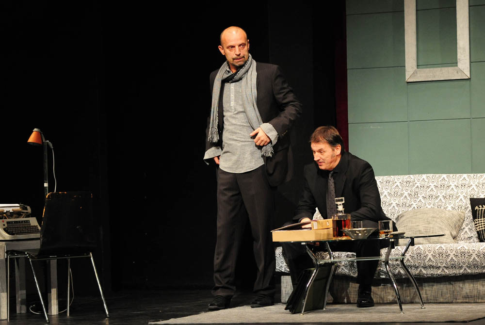 Zadar, 06.11.2012. snimio: Nenad Marčev
Gradsko kazalište Sisak &
Kazališna družina AMICRO
Mario Fratti:
PRIJATELJI(CE), komedija
redatelj: Boris B. Hrovat
igraju: Goran Grgić, Nada Abrus,
Dunja Sepčić, Igor Golub
Dvorana HNK Zadar Zadar, 06.11.2012. snimio: Nenad Marčev
Gradsko kazalište Sisak &
Kazališna družina AMICRO
Mario Fratti:
PRIJATELJI(CE), komedija
redatelj: Boris B. Hrovat
igraju: Goran Grgić, Nada Abrus,
Dunja Sepčić, Igor Golub
Dvorana HNK Zadar