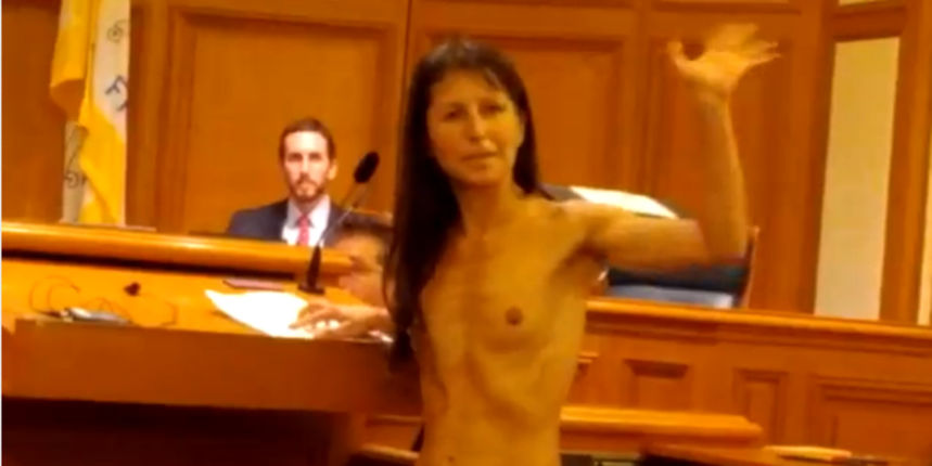 Radikalna aktivistica skinula se u gradskoj vijećnici,: screenshot: youtube