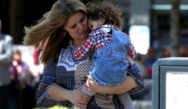 Majcin dan je blagdan u cast majki i majcinstva koji se u vecini zemalja, pa i Hrvatskoj, obiljezava svake godine druge nedjelje u svibnju. Tako je i ova mlada majka u setnji zagrebackim centrom pokazala prvrzenost i majcinsku ljubav prema svom djetetu.