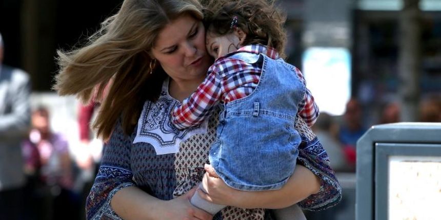 Majcin dan je blagdan u cast majki i majcinstva koji se u vecini zemalja, pa i Hrvatskoj, obiljezava svake godine druge nedjelje u svibnju. Tako je i ova mlada majka u setnji zagrebackim centrom pokazala prvrzenost i majcinsku ljubav prema svom djetetu.