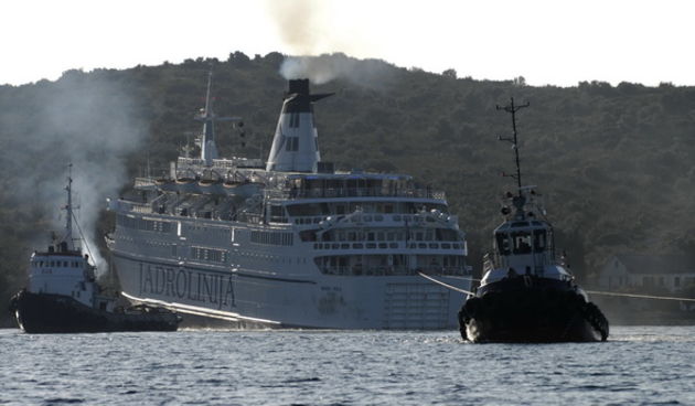 Otok Sit, 271009.
Jutros su cetri remorkera nastavila akciju izvlacenja Jadrolninijinog trajekta Marko Polo koji se sa 105 osoba i 18 vozila u subotu oko 2 sata nasukao na otocic Sit izmedju Zuta i Pasmana u sibenskom akvatoriju.
Foto: Niksa Stipanicev /