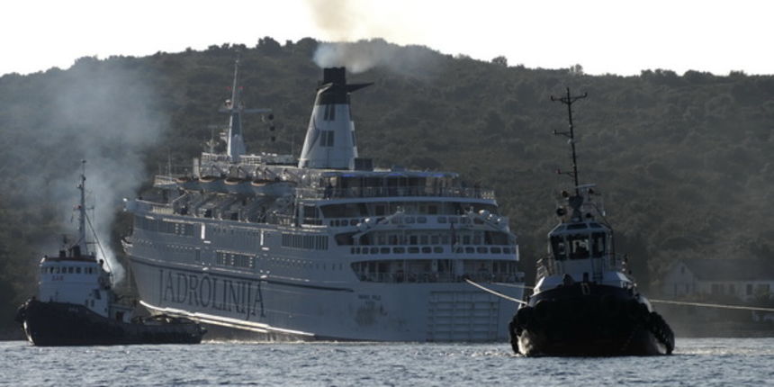 Otok Sit, 271009.
Jutros su cetri remorkera nastavila akciju izvlacenja Jadrolninijinog trajekta Marko Polo koji se sa 105 osoba i 18 vozila u subotu oko 2 sata nasukao na otocic Sit izmedju Zuta i Pasmana u sibenskom akvatoriju.
Foto: Niksa Stipanicev / Otok Sit, 271009.
Jutros su cetri remorkera nastavila akciju izvlacenja Jadrolninijinog trajekta Marko Polo koji se sa 105 osoba i 18 vozila u subotu oko 2 sata nasukao na otocic Sit izmedju Zuta i Pasmana u sibenskom akvatoriju.
Foto: Niksa Stipanicev /