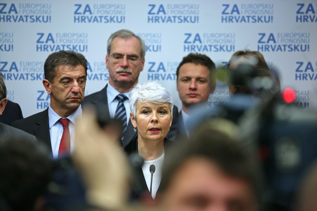 Zagreb, 040110.
Nakon jucerasnjeg istupa Ive Sanadera u javnosti i najavi povratka u politiku zbog nezadovoljstva vodjenjem HDZ-a, Jadranka Kosor odrzala je danas sastanak sa predsjednistvom HDZ-a, na kojem je sa vecinom glasova za odluceno da se Sanadera