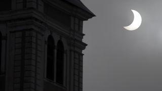 Vaarzdin, 040111.
Na zalost zbog gustih oblaka varazdinci nisu mogli uzivati u pomracini sunca. Sunce je tek povremeno provirilo kroz oblake i spektakularno prikazalo moc prirode.
Foto: Zeljko Hajdinjak / Cropix