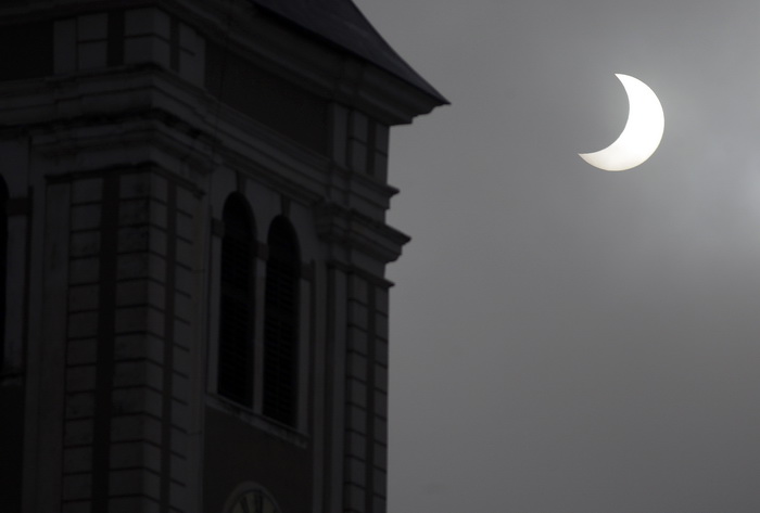 Vaarzdin, 040111.
Na zalost zbog gustih oblaka varazdinci nisu mogli uzivati u pomracini sunca. Sunce je tek povremeno provirilo kroz oblake i spektakularno prikazalo moc prirode.
Foto: Zeljko Hajdinjak / Cropix