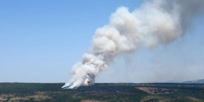 Ponovno buknuo pozar kod Crvenog jezera. Ponovno buknuo pozar kod Crvenog jezera.