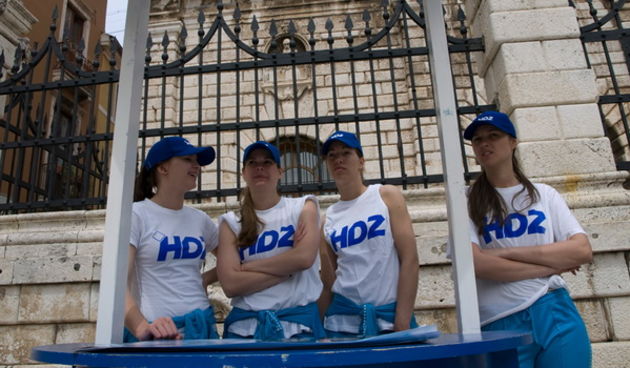 HDZ i SDP standovi na Narodnom trgu