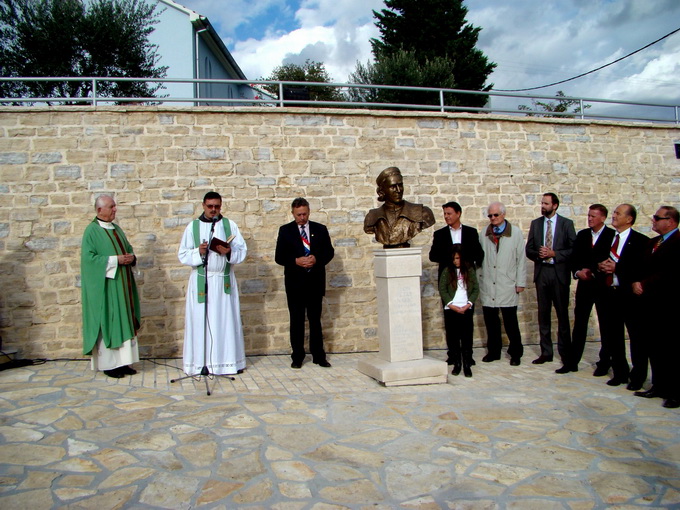 U Buliću otkriveno poprsje don Petra Nakića, foto: Marko Ledenko U Buliću otkriveno poprsje don Petra Nakića, foto: Marko Ledenko