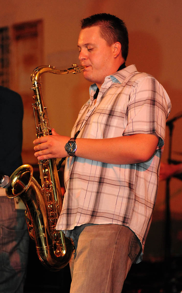 Zadar, 2.8.2013. snimio: Nenad Marčev 

Mario Huljev i
Dino Dvornik tribute band

Jurica Leikauff, klavijature, 
Marko Duvnjak, bubnjar, 
Alen Svetopetrić, bas gitara, 
Zoran Jex Jaeger, gitara,
Ivan Premelč, saksofon.


Dvorište Providurove palače