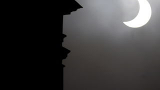 Vaarzdin, 040111.
Na zalost zbog gustih oblaka varazdinci nisu mogli uzivati u pomracini sunca. Sunce je tek povremeno provirilo kroz oblake i spektakularno prikazalo moc prirode.
Foto: Zeljko Hajdinjak / Cropix