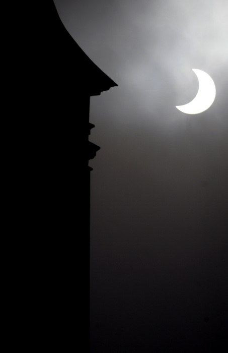 Vaarzdin, 040111.
Na zalost zbog gustih oblaka varazdinci nisu mogli uzivati u pomracini sunca. Sunce je tek povremeno provirilo kroz oblake i spektakularno prikazalo moc prirode.
Foto: Zeljko Hajdinjak / Cropix