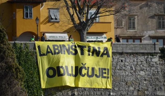 Greenpeace, Zelena?akcija?i Zelena Istra transparentom pozvali?gradjane da izadju u nedjelju na referendum o izgradnji Plomina C na ugljen. Photo: Dusko Marusic/PIXSELL