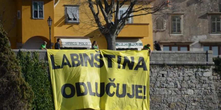 Greenpeace, Zelena?akcija?i Zelena Istra transparentom pozvali?gradjane da izadju u nedjelju na referendum o izgradnji Plomina C na ugljen. Photo: Dusko Marusic/PIXSELL Greenpeace, Zelena?akcija?i Zelena Istra transparentom pozvali?gradjane da izadju u nedjelju na referendum o izgradnji Plomina C na ugljen. Photo: Dusko Marusic/PIXSELL