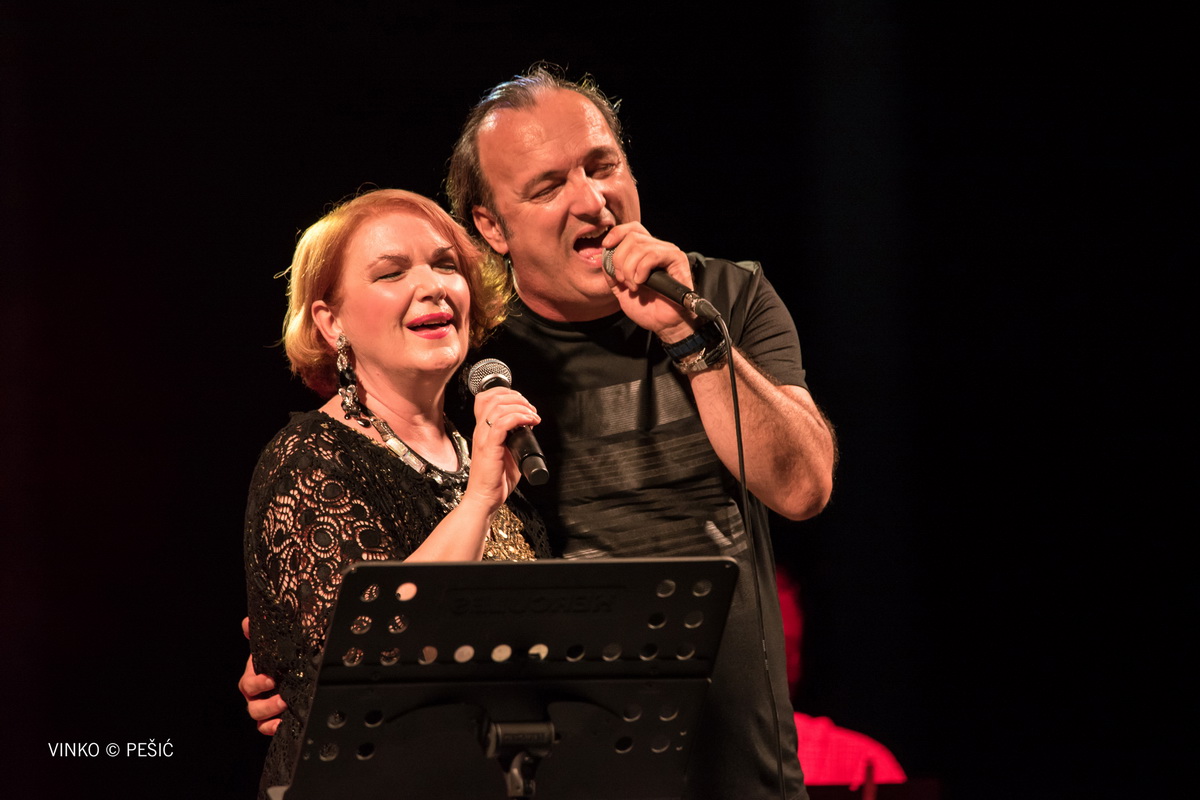 Zorica Kondža i klapa Cambi @ bazen Ilirije u Biogradu