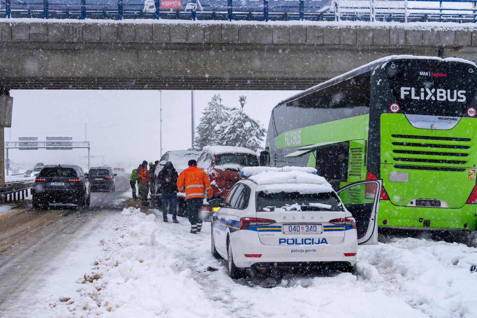 Lančani sudar autobusa i pet automobila kod Gospića