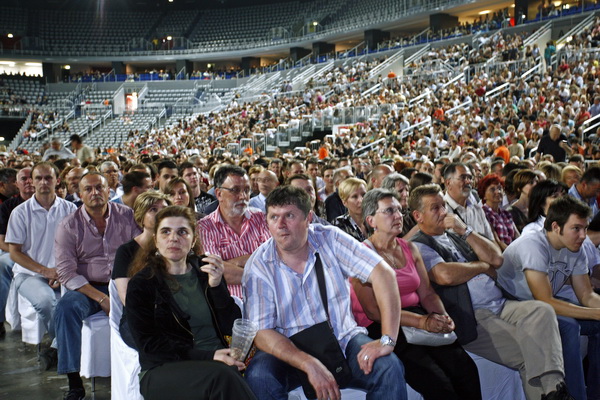 Zagreb, 010611.
Engleski pjevac Joe Cocker odrzao je veceras koncert u Areni Zagreb.
Na slici: publika.
Foto: Neja Markicevic / CROPIX