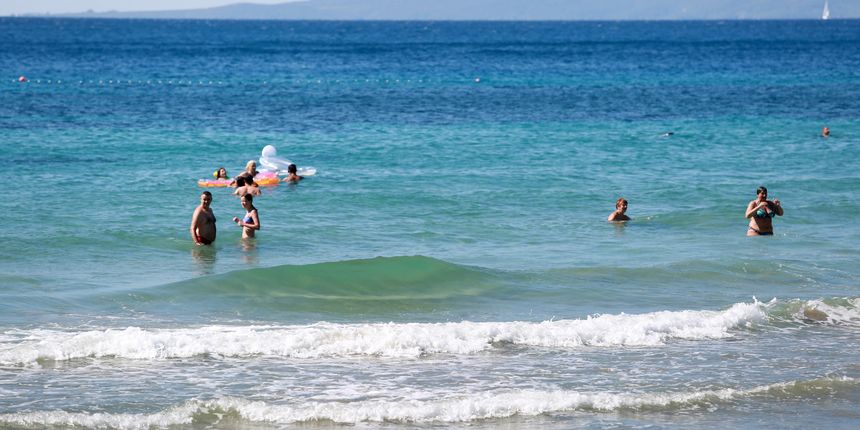 Ugodan sunčan dan na plaži Bačvice u Splitu Ugodan sunčan dan na plaži Bačvice u Splitu