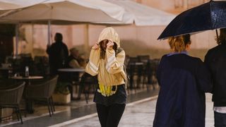 Kiša je potopila ulice grada. Jesen je stigla u svom svojem sjaju