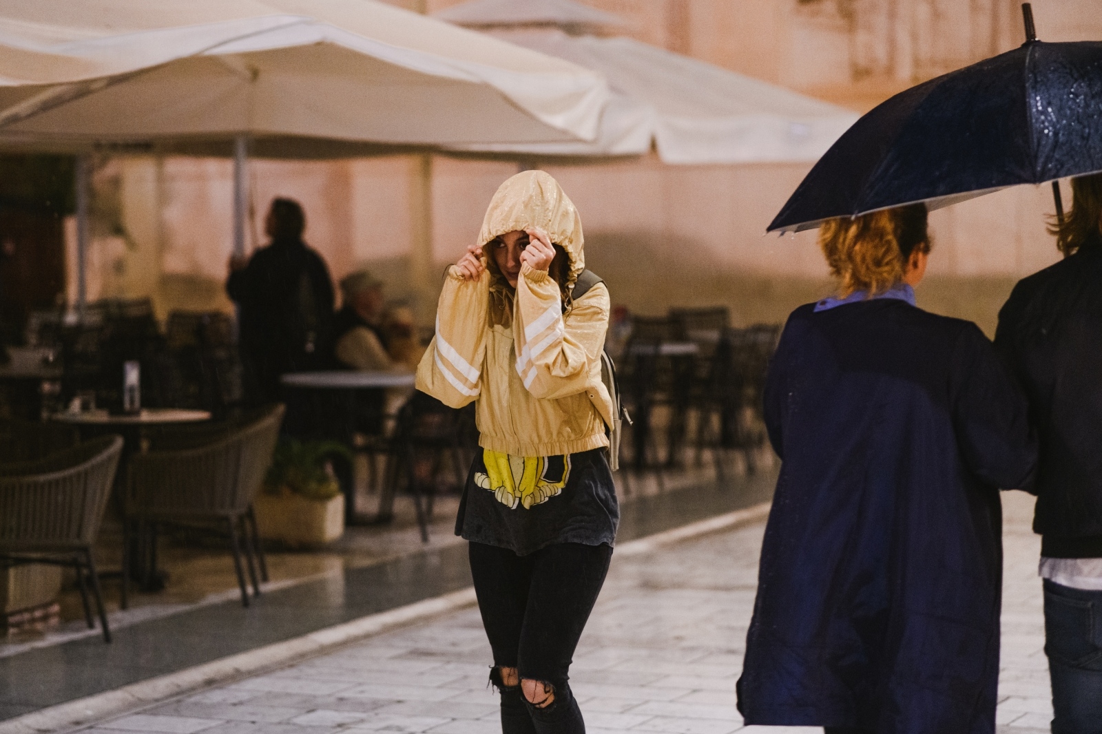 Kiša je potopila ulice grada. Jesen je stigla u svom svojem sjaju