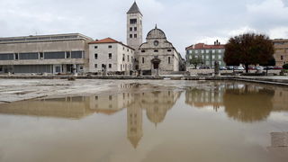Zadar, 121211.
Jaka kisa koja je u jutarnjim satima pala na podrucje Zadra uzrokovala je manje poteskoce u prometu te je poplavljeno nekoliko podruma koja su u brzom vremenu uz pomoc tvrtke Odvodnja i zadarskih vatrogasaca ispumpana. Na slici poplavljen P Zadar, 121211.
Jaka kisa koja je u jutarnjim satima pala na podrucje Zadra uzrokovala je manje poteskoce u prometu te je poplavljeno nekoliko podruma koja su u brzom vremenu uz pomoc tvrtke Odvodnja i zadarskih vatrogasaca ispumpana. Na slici poplavljen P