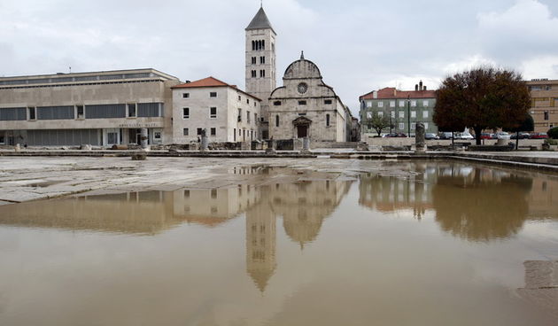 Zadar, 121211.
Jaka kisa koja je u jutarnjim satima pala na podrucje Zadra uzrokovala je manje poteskoce u prometu te je poplavljeno nekoliko podruma koja su u brzom vremenu uz pomoc tvrtke Odvodnja i zadarskih vatrogasaca ispumpana. Na slici poplavljen P