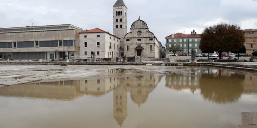 Zadar, 121211.
Jaka kisa koja je u jutarnjim satima pala na podrucje Zadra uzrokovala je manje poteskoce u prometu te je poplavljeno nekoliko podruma koja su u brzom vremenu uz pomoc tvrtke Odvodnja i zadarskih vatrogasaca ispumpana. Na slici poplavljen P Zadar, 121211.
Jaka kisa koja je u jutarnjim satima pala na podrucje Zadra uzrokovala je manje poteskoce u prometu te je poplavljeno nekoliko podruma koja su u brzom vremenu uz pomoc tvrtke Odvodnja i zadarskih vatrogasaca ispumpana. Na slici poplavljen P