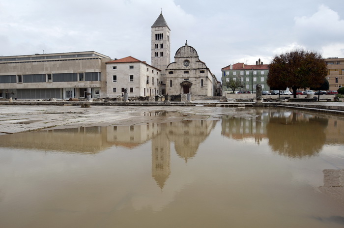 Zadar, 121211.
Jaka kisa koja je u jutarnjim satima pala na podrucje Zadra uzrokovala je manje poteskoce u prometu te je poplavljeno nekoliko podruma koja su u brzom vremenu uz pomoc tvrtke Odvodnja i zadarskih vatrogasaca ispumpana. Na slici poplavljen P Zadar, 121211.
Jaka kisa koja je u jutarnjim satima pala na podrucje Zadra uzrokovala je manje poteskoce u prometu te je poplavljeno nekoliko podruma koja su u brzom vremenu uz pomoc tvrtke Odvodnja i zadarskih vatrogasaca ispumpana. Na slici poplavljen P