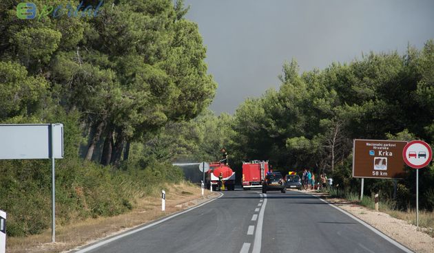 Zemaljske i zračne vatrogasne snage gase veliki šumski požar kod Crvene luke. Foto: Franjo Jurić/eBiograd