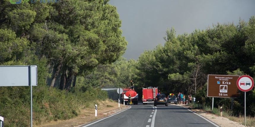Zemaljske i zračne vatrogasne snage gase veliki šumski požar kod Crvene luke. Foto: Franjo Jurić/eBiograd Zemaljske i zračne vatrogasne snage gase veliki šumski požar kod Crvene luke. Foto: Franjo Jurić/eBiograd