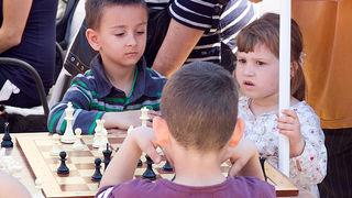 Narodni trg: Simultanka velemajstora Saša Martinović na 50 pločaa, Foto: Leo Banićć Narodni trg: Simultanka velemajstora Saša Martinović na 50 pločaa, Foto: Leo Banićć