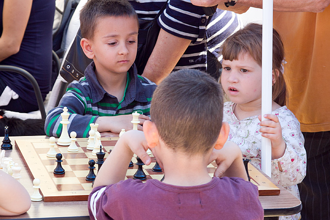 Narodni trg: Simultanka velemajstora Saša Martinović na 50 pločaa, Foto: Leo Banićć Narodni trg: Simultanka velemajstora Saša Martinović na 50 pločaa, Foto: Leo Banićć