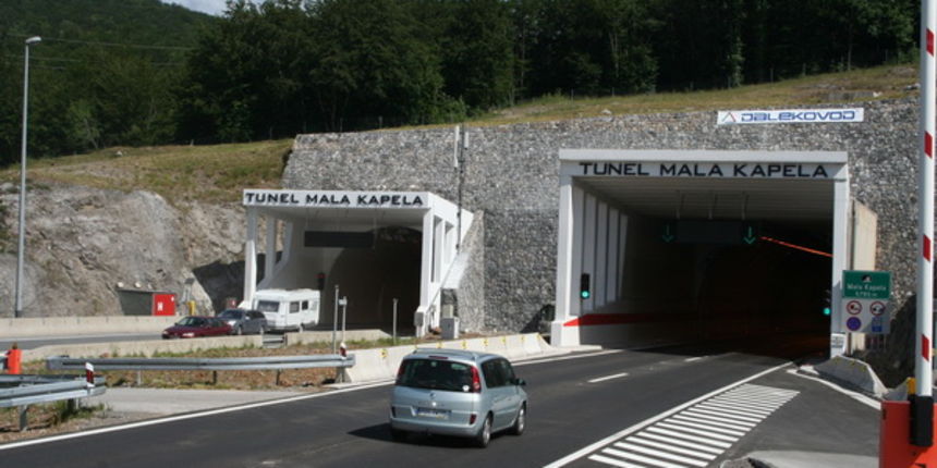 Mala Kapela, 300509. Bez posebnih svecanosti nesto prije devet sati otvorena je druga cijev najduzeg hrvatskog tunela, Male kapele. Foto: Mario Pusic / CROPIX Mala Kapela, 300509. Bez posebnih svecanosti nesto prije devet sati otvorena je druga cijev najduzeg hrvatskog tunela, Male kapele. Foto: Mario Pusic / CROPIX