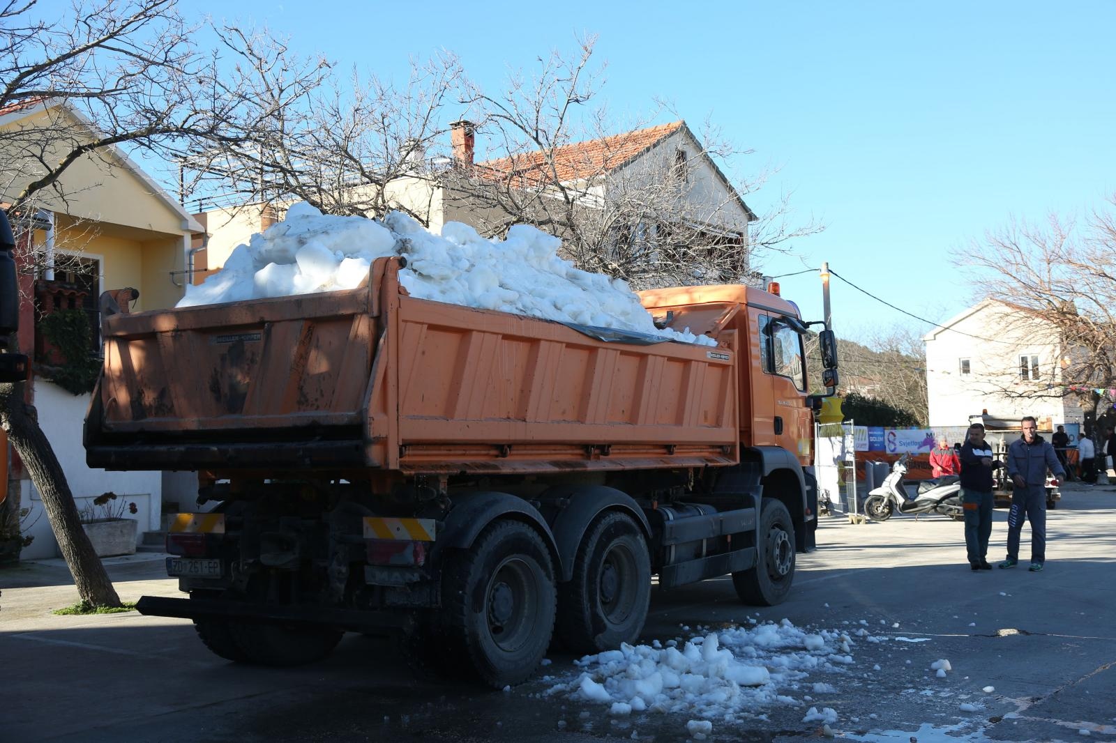Kamioni puni snijega iz Like stigli u Veli Iž za skijašku utrku “Iška kraljica” Kamioni puni snijega iz Like stigli u Veli Iž za skijašku utrku “Iška kraljica”