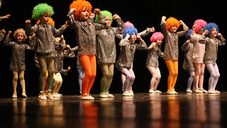 “Karnevalski vremeplov” plesne udruge “Gesta” (foto:Saša Čuka) “Karnevalski vremeplov” plesne udruge “Gesta” (foto:Saša Čuka)