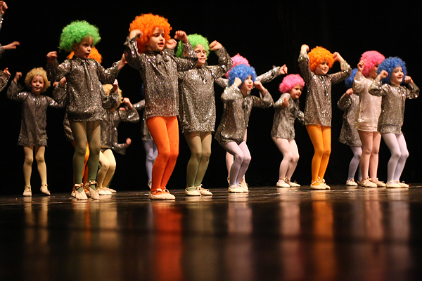 “Karnevalski vremeplov” plesne udruge “Gesta” (foto:Saša Čuka) “Karnevalski vremeplov” plesne udruge “Gesta” (foto:Saša Čuka)